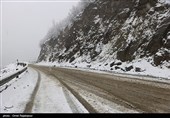 بارش برف در آذربایجان‌غربی/ گردنه‌ها پرخطر و مسافران غافلگیر شدند
