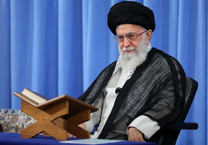 استفتاء از امام خامنه‌ای؛ آیا ارتباط تلفنی در دوران نامزدی اشکال شرعی دارد؟