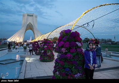 مسافران نوروزی در پایتخت - میدان آزادی