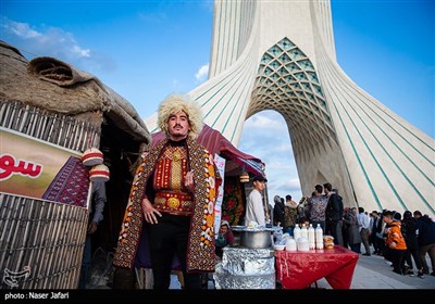 مسافران نوروزی در پایتخت - میدان آزادی