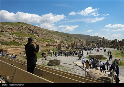 مسافران نوروزی در تخت جمشید - فارس 