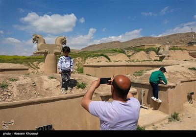 مسافران نوروزی در تخت جمشید - فارس