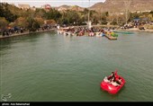 حضور مهمانان نوروزی در دریاچه کیو خرم آباد
