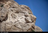مسافران نوروزی در مجموعه تاریخی بیستون