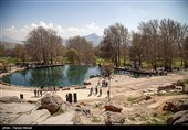 مسافران نوروزی در مجموعه تاریخی بیستون