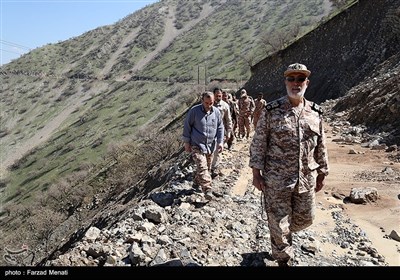 بازدید فرمانده قرارگاه منطقه ای غرب و استاندار کرمانشاه از نقاط صفر مرزی