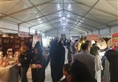 استقبال زائران و گردشگران از نمایشگاه صنایع دستی و سوغات محلی شهرستان طبس
