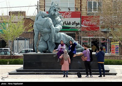 مسافران نوروزی در آرامگاه فردوسی