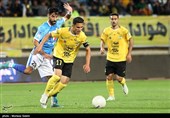دیدار فوتبال تیم های سپاهان اصفهان و صنعت نفت آبادان