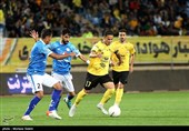 دیدار فوتبال تیم های سپاهان اصفهان و صنعت نفت آبادان
