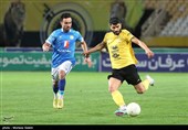 دیدار فوتبال تیم های سپاهان اصفهان و صنعت نفت آبادان