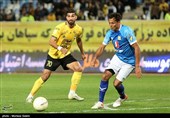 دیدار فوتبال تیم های سپاهان اصفهان و صنعت نفت آبادان