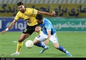 دیدار فوتبال تیم های سپاهان اصفهان و صنعت نفت آبادان
