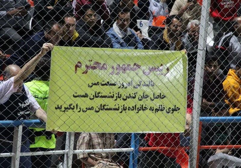 اعتراض دوباره بازنشستگان مس/ این بار در زمین فوتبال + تصویر