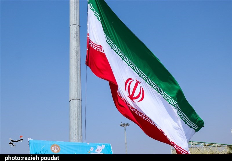 اهتزار پرچم مقدس کشور در جوار خلیج فارس به مناسب یوم الله 12 فروردین + فیلم