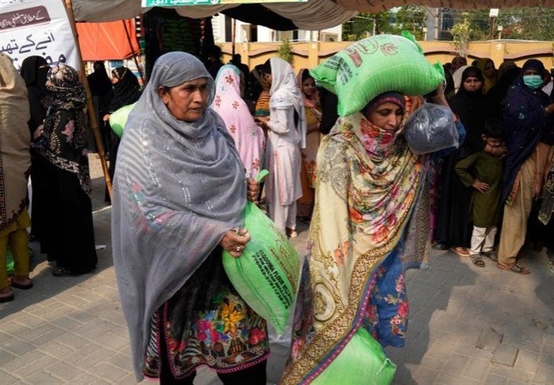 Stampede at Ramadan Food Distribution Center Kills 11 in Pakistan