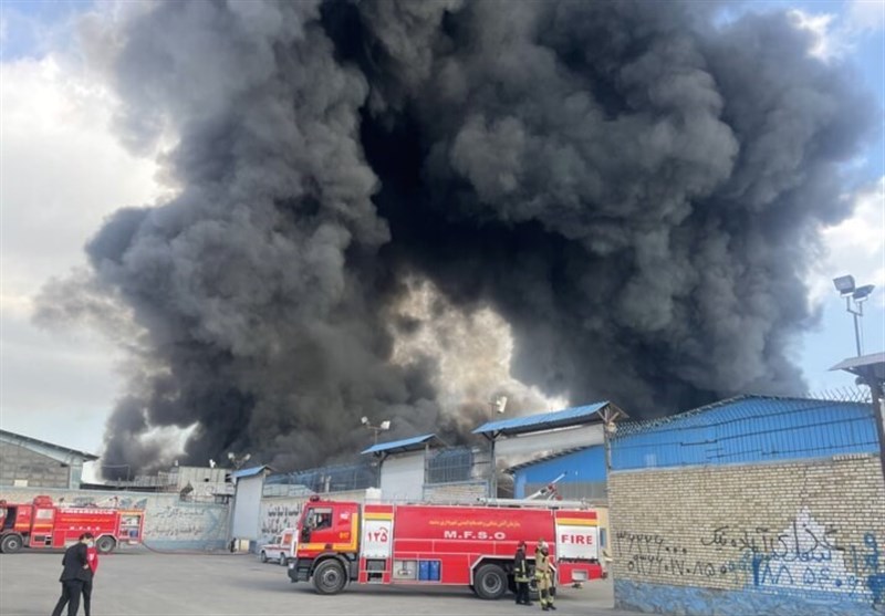 آتش‌سوزی گسترده کارخانه تولید لوازم فلزی در ‌بزرگراه آسیایی مشهد/ مهار حریق با 150 آتش‌نشان + فیلم و تصاویر