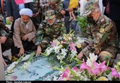 فرمانده نیروی زمینی ارتش به مقام شامخ شهید سلیمانی ادای احترام کرد + تصاویر