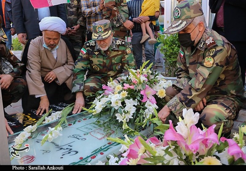 فرمانده نیروی زمینی ارتش به مقام شامخ شهید سلیمانی ادای احترام کرد + تصاویر