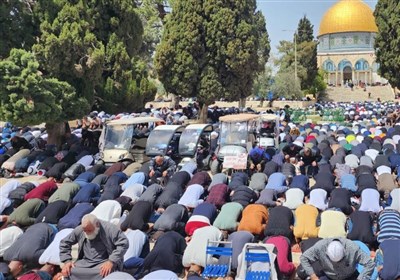  حضور هزاران فلسطینی در سومین نماز جمعه ماه مبارک رمضان در مسجدالاقصی 
