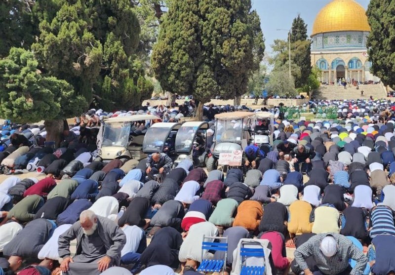 حضور هزاران فلسطینی در سومین نماز جمعه ماه مبارک رمضان در مسجدالاقصی