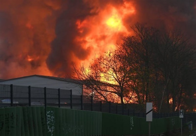 آتش سوزی مهیب در انبار مواد شیمایی هامبورگ هنوز مهار نشده است