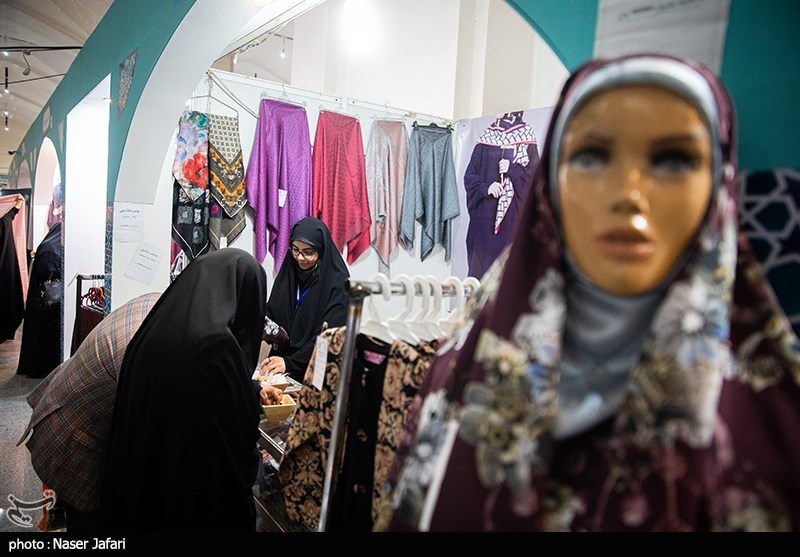 گزارشی از بخش حجاب نمایشگاه قرآن/ از مسیر طولانی تا قیمت‌های قابل توجه محصولات
