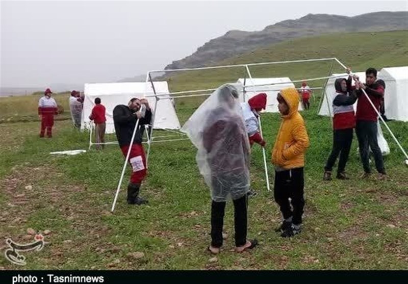 ایجاد کمپ‌های اضطراری هلال احمر در روستای چم‌گز لرستان