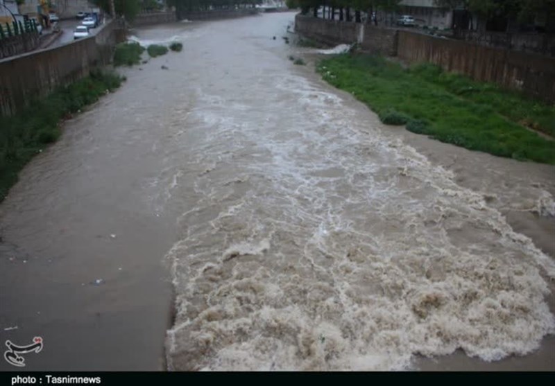 گزارش بارندگی از 23 ایستگاه سیستان و بلوچستان/ سیلاب یک محور فرعی را مسدود کرد
