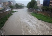 خروش خرم‌رود در خرم‌آباد/ بارندگی‌ در لرستان شدت می‌گیرد+ تصاویر
