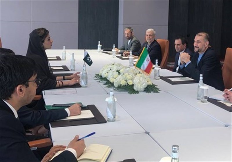 Iranian, Pakistani Officials Discuss Bilateral, Regional, International Issues