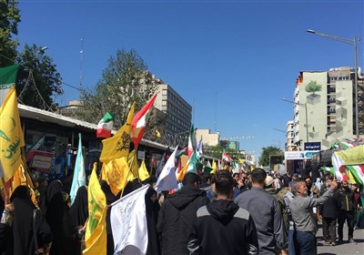  حضور پرچم‌های مقاومت و مدافع حرم در راهپیمایی روز قدس در تهران 