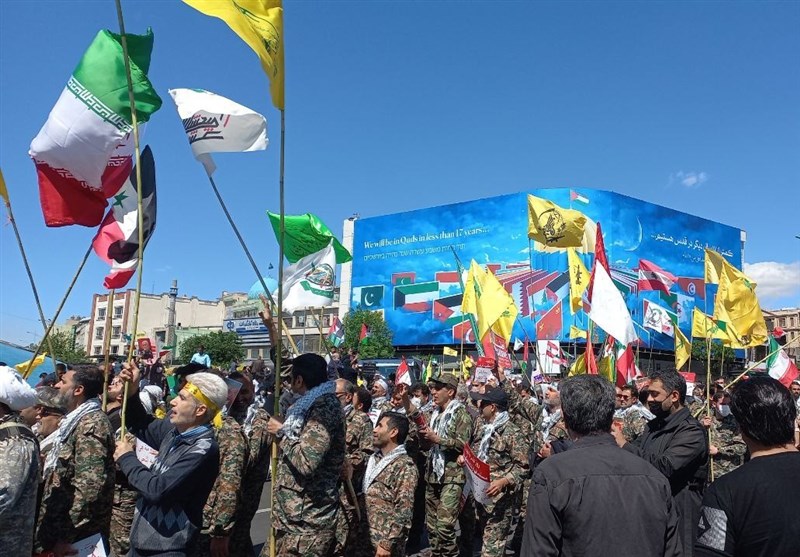 حضور پرچم‌های مقاومت و مدافع حرم در راهپیمایی روز قدس در تهران