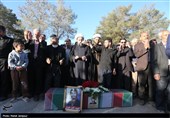 تشییع شهید تازه تفحص شده در اصفهان/ پیکر شهید مهری در زادگاهش به خاک سپرده شد+تصاویر