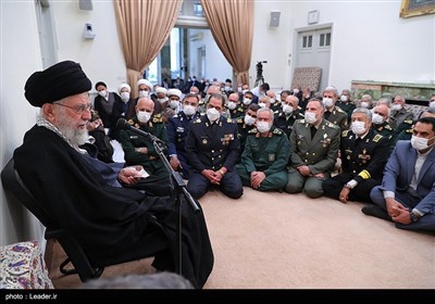 الإمام الخامنئي يستقبل قادة وكبار مسؤولي القوات المسلحة في البلاد
