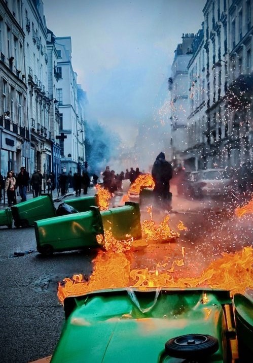 مردم فرانسه و رشته‌های جدید در المپیک ۲۰۲۴ پاریس - در پی ادامه اعتراضات مردم فرانسه علیه حکومت در این کشور، شماری از کاربران شبکه‌های اجتماعی اقدام به تمسخر روند برگزاری المپیک 2024 در فرانسه کردند.
