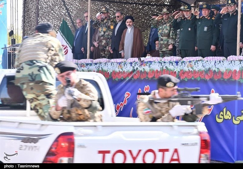 رژه خودرویی ‌ارتش در ارومیه‌/ نمایش ادوات و تجهیزات نظامی ارتش ‌+ تصاویر