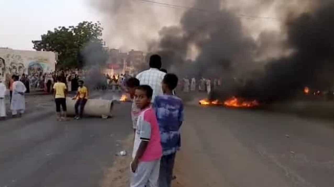 تواصل القتال فی السودان والآلاف یفرون من الخرطوم