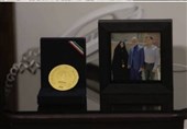 اهدای مدال طلای شهید نخبه شریفی به موزه آستان قدس رضوی