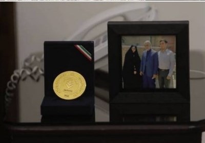  اهدای مدال طلای شهید نخبه شریفی به موزه آستان قدس رضوی 