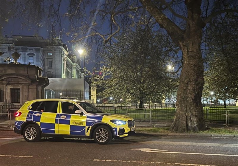 Man Arrested outside Buckingham Palace with Suspected Weapon