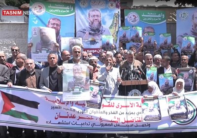  اختصاصی| اجتماع مردم غزه در برابر مقر صلیب سرخ در محکومیت ترور شهید شیخ «خضر عدنان» 