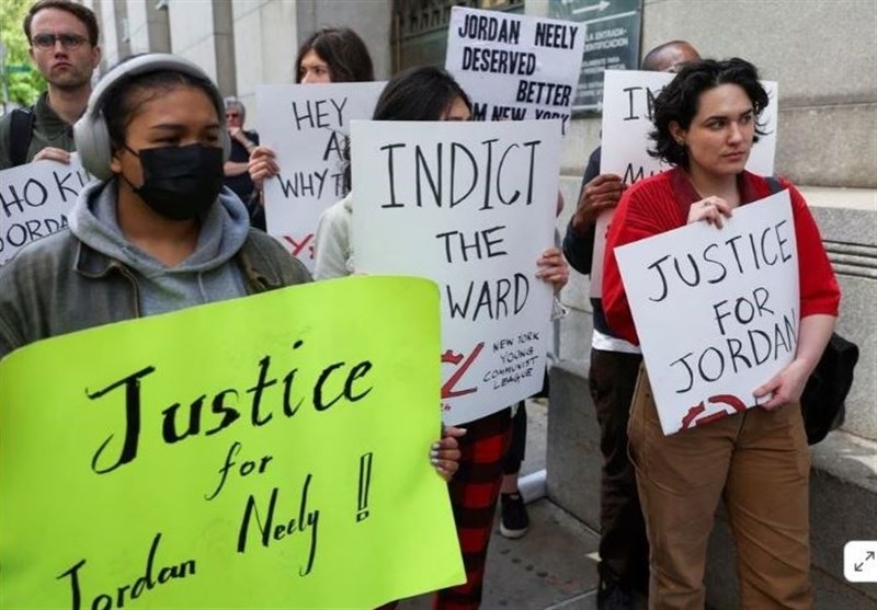 تظاهرات در نیویورک در اعتراض به مماشات دادگستری در محکوم کردن قاتل یک سیاه پوست