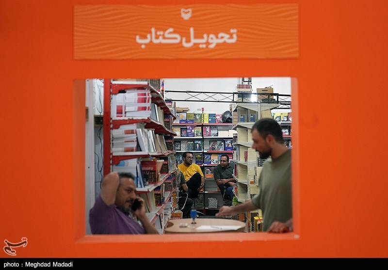 روز اول نمایشگاه کتاب: پیاده‌روی حافظ شیرازی و یک خرید کله سحری!/ سوال پرتکرار مردم؛ ناشران کودک کجا مستقر شدند؟