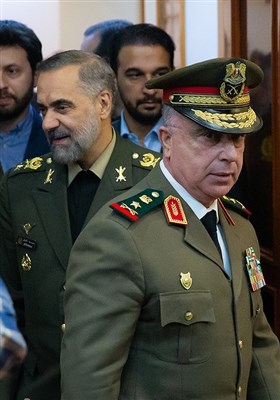 سپهبد عبدالکریم محمود ابراهیم رئیس ستاد کل ارتش سوریه و محمدرضا آشتیانی وزیر دفاع و پشتیبانی نیروهای مسلح 