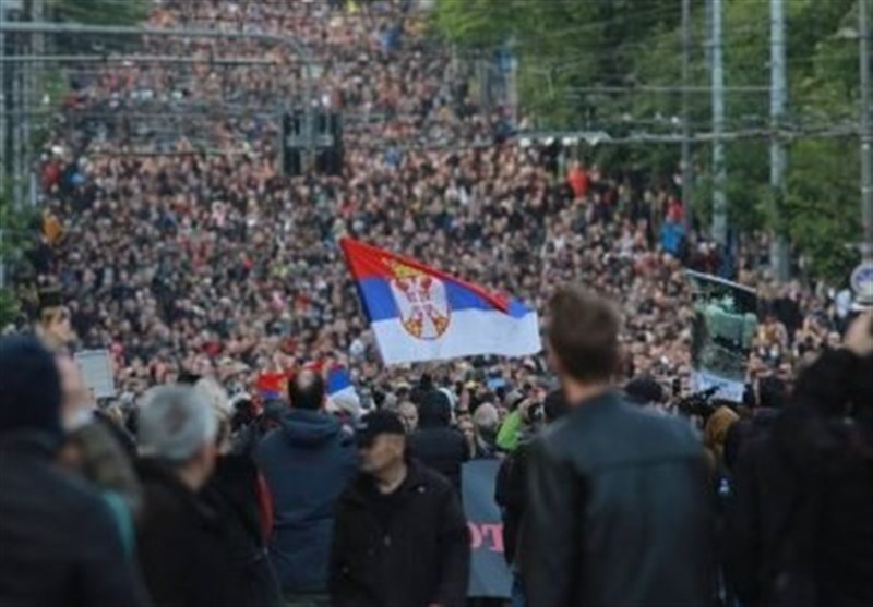 اعتراضات ضد دولتی ده‌ها هزار نفری در صربستان