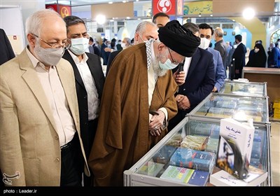 İslam İnkılabı Lideri&apos;nin Tahran Kitap Fuarını Ziyaret etmesi