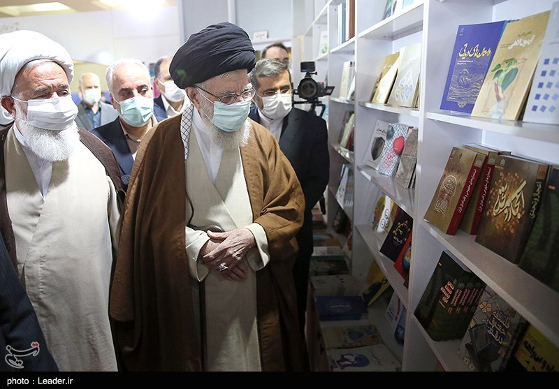 الإمام الخامنئی یزور معرض طهران الدولی للکتاب +صور