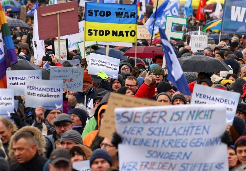 Hundreds Rally in Germany against Sending Weapons to Ukraine