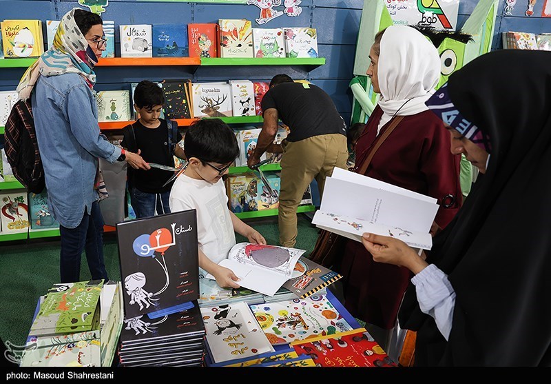 چه‌خبر از برنامه‌های نمایشگاه کتاب در ششمین روز؟/ ترجمه کتب فارسی و سینمای کودک محور اصلی